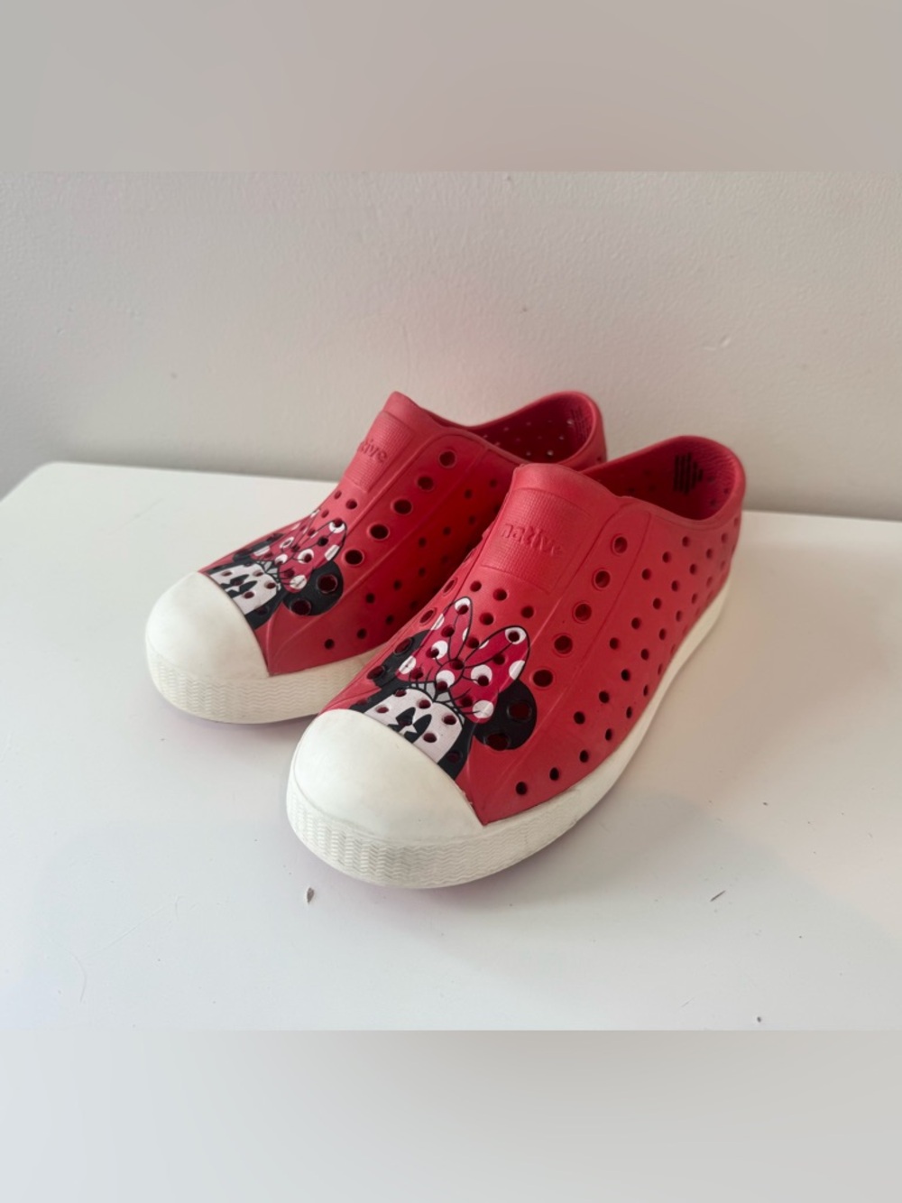 Native Jefferson Sz C12 Girls  Slip On Shoes Red Water Disney Minnie Mouse